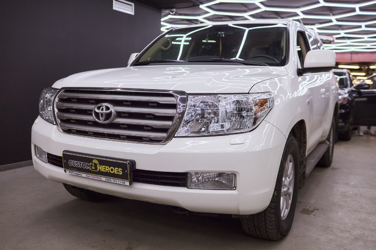 Источник фото: https://custom-heroes.ru/raboty/vid-uslugi/avtozvuk/ustanovka-teyes-cc4-pro-v-toyota-land-cruiser-200-maksimum-tehnologiy-dlya-legendy/