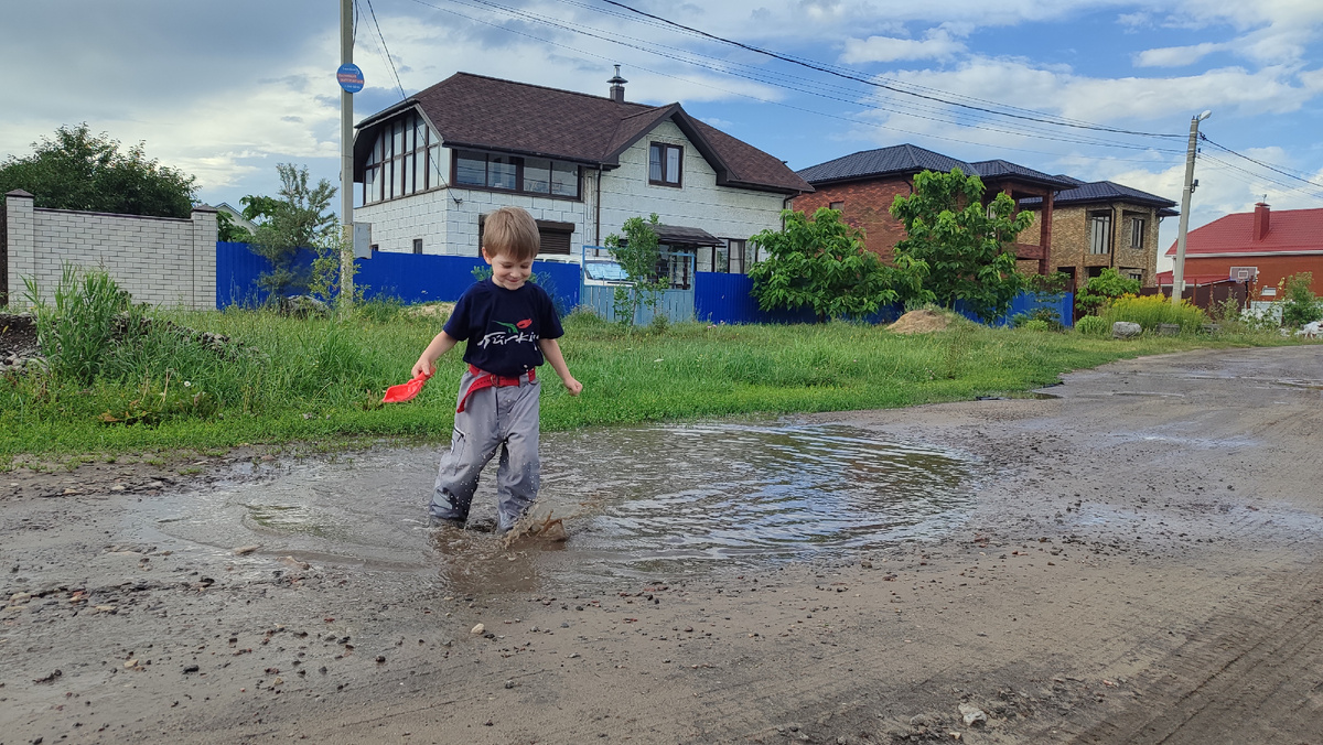 Чем ещё заняться, если вокруг лужи? 
