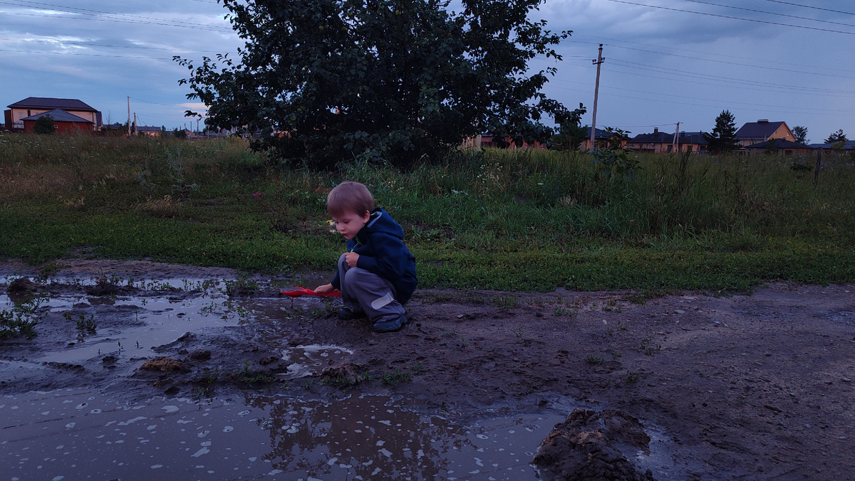 Сегодняшний вечер мало чем отличается от вчерашнего. Разве что температурой воздуха. Вчера было прохладнее. 