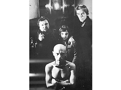 В дни съемок “Ассы”, 1986 г. Режиссер Сергей Соловьев (слева) с сыном Митей, Сергеем Бугаевым “Африкой” (справа) и актером Ильей Ивановым.
