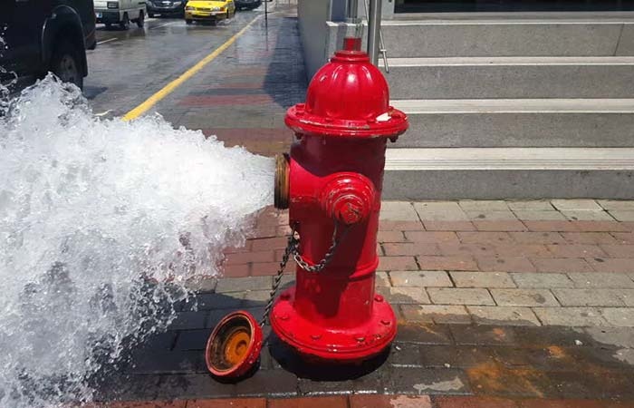 Красный пожарный гидрант./ Фото: dzen.ru