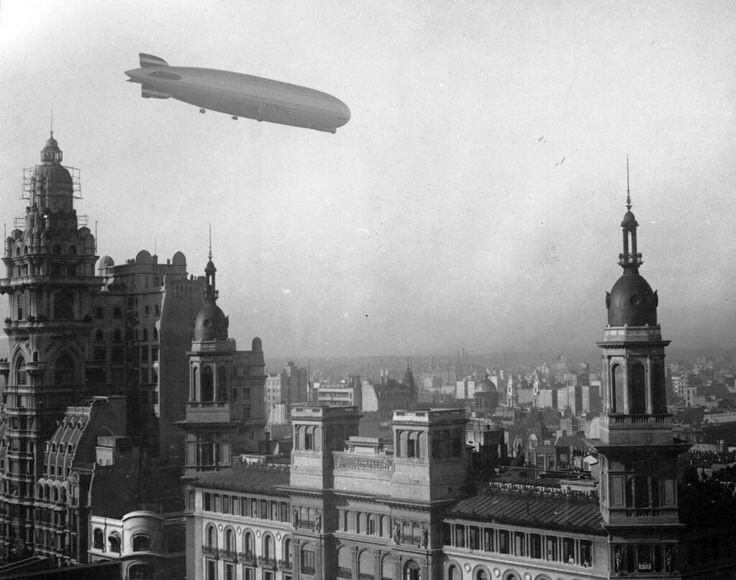 Дирижабль над Palacio Barolo и авенидой, один из символов архитектуры эпохи