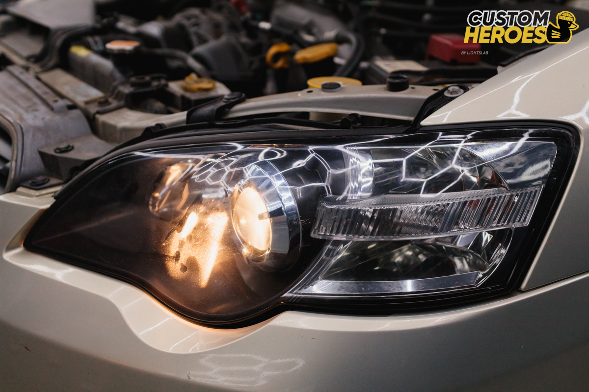 Источник фото: https://custom-heroes.ru/raboty/vid-uslugi/avtosvet/nashi-raboty/subaru-legacy-2004-novaya-zhizn-far-i-multimedia/