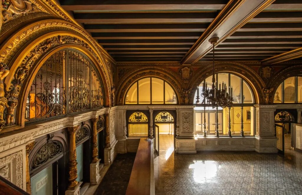 Вестибюль здания газеты «Los Angeles Examiner»