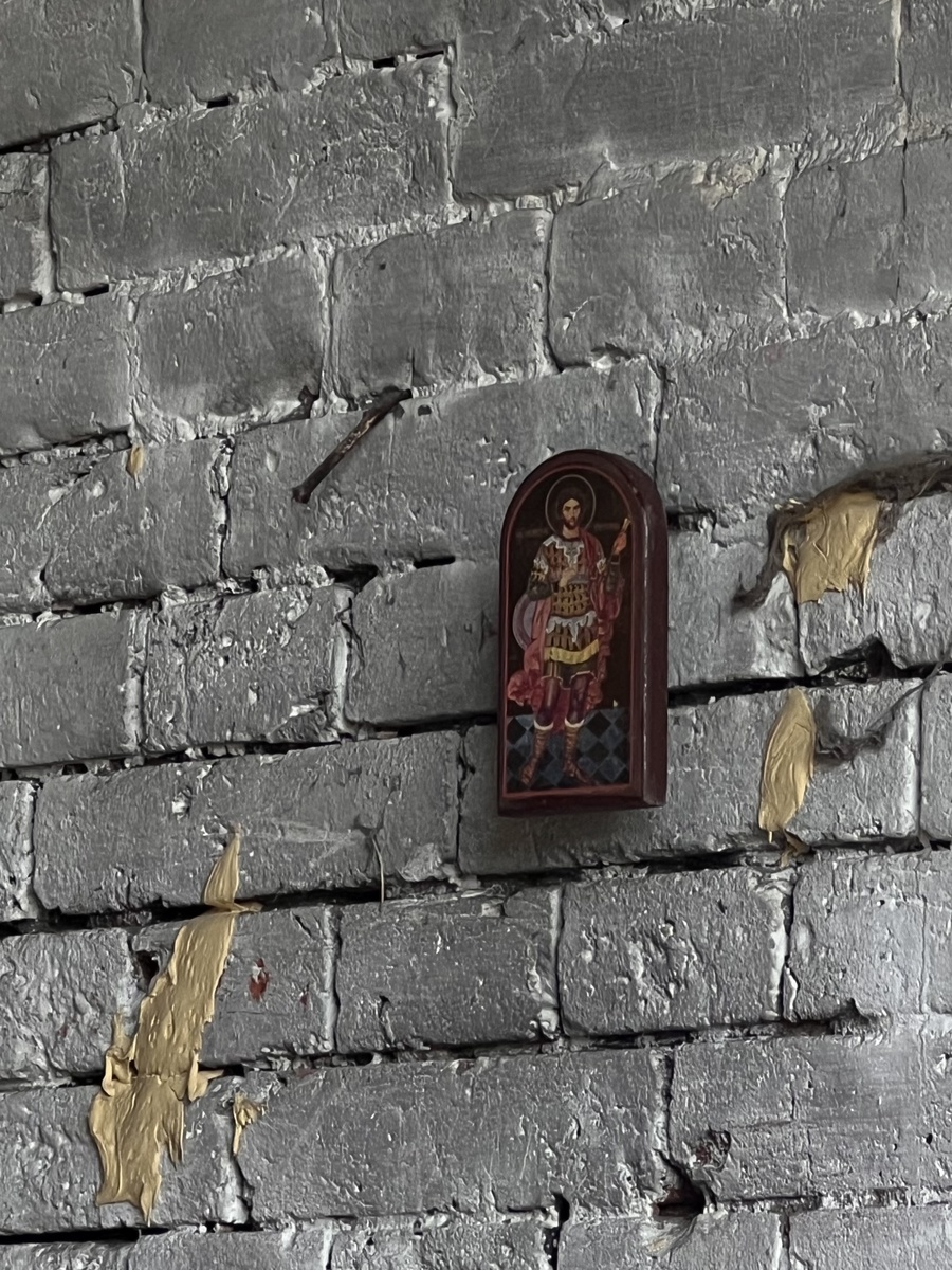 Икона внутри казармы 