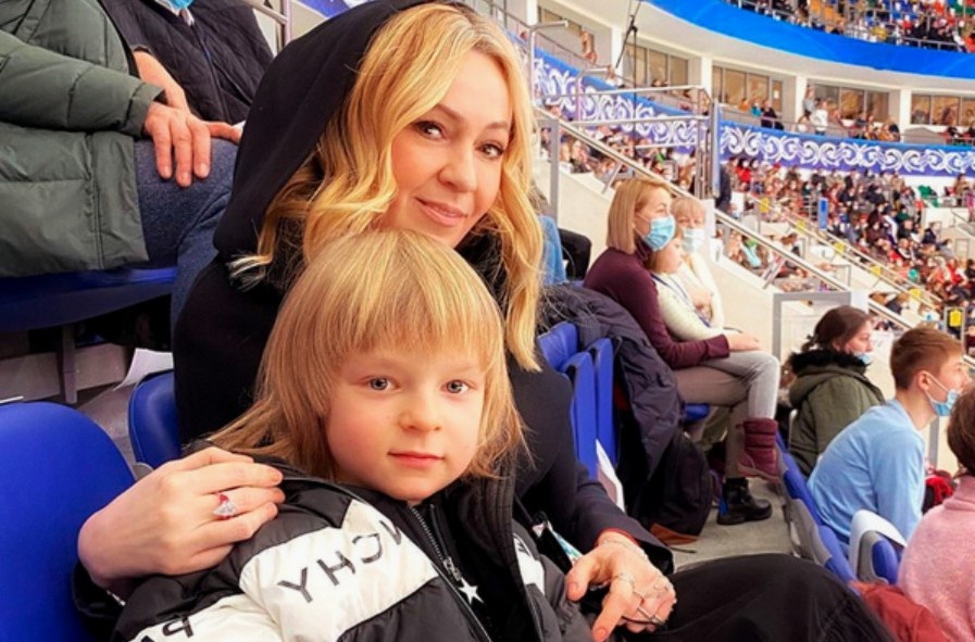 Саша с мамой.
