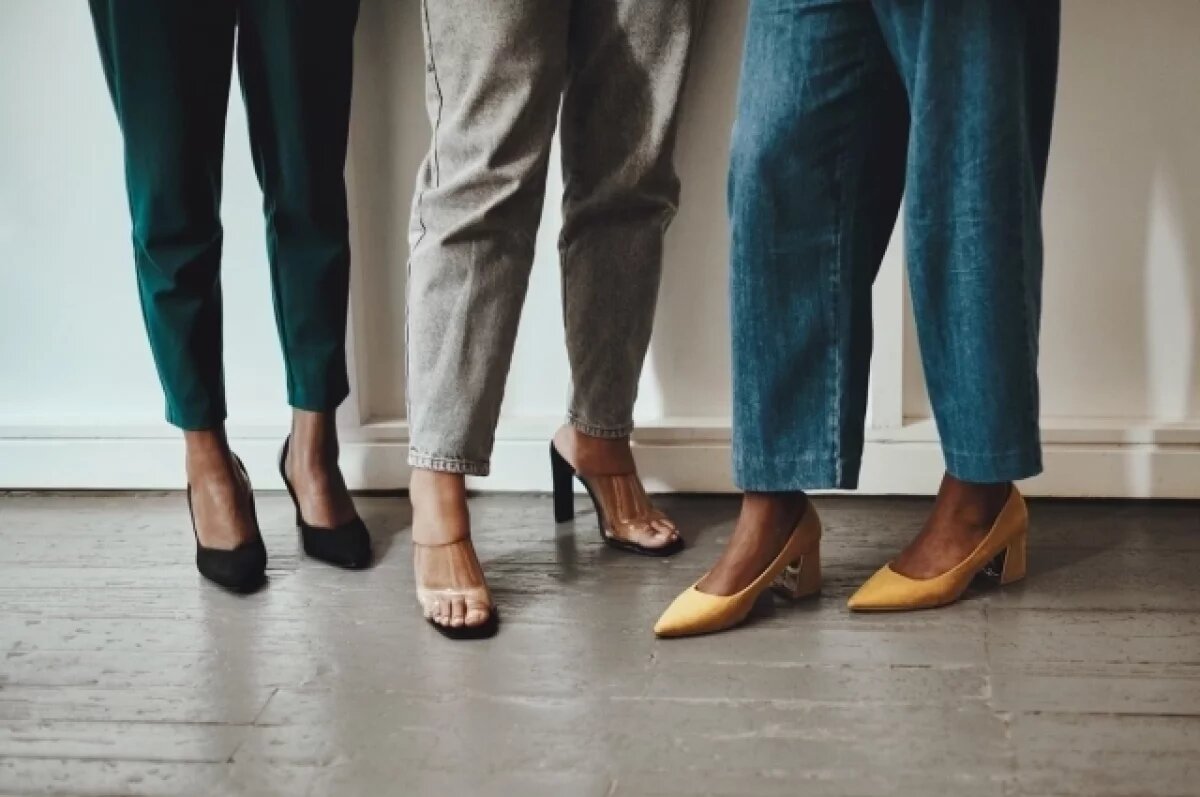    После длительного хождения в туфлях на шпильке не меняйте резко высоту каблука. Не надо «впрыгивать» в кроссовки или балетки и мчаться в них дальше по делам.