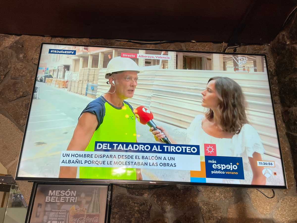 С этого ракурса рабочий выглядит получше. Потом его показывали крупным планом, и возраст у него очень солидный