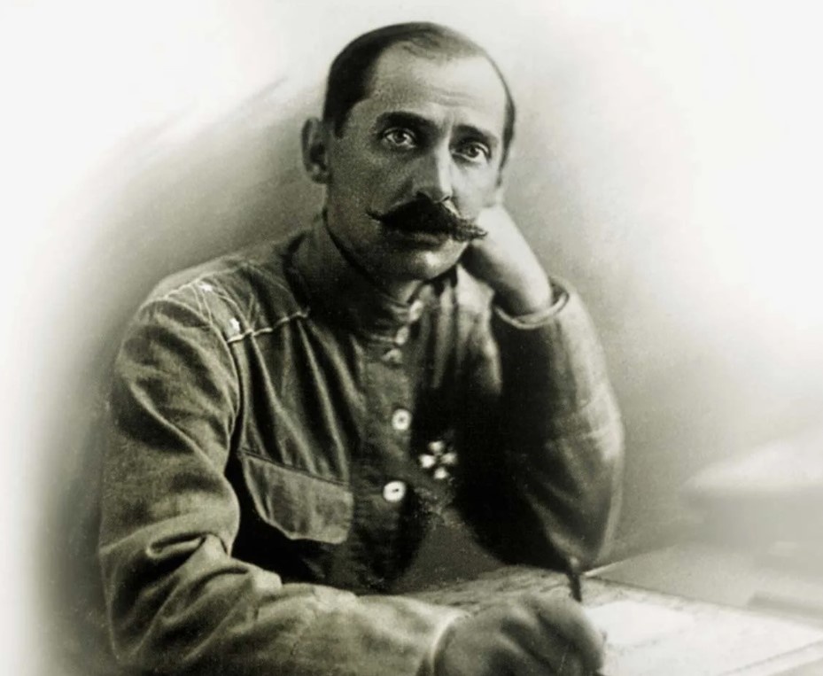 Викторин Михайлович Молчанов (1886, Чистополь — 1975, Сан-Франциско). В Штатах бывший белый генерал работал грузчиком, а позднее — маляром и администратором. 