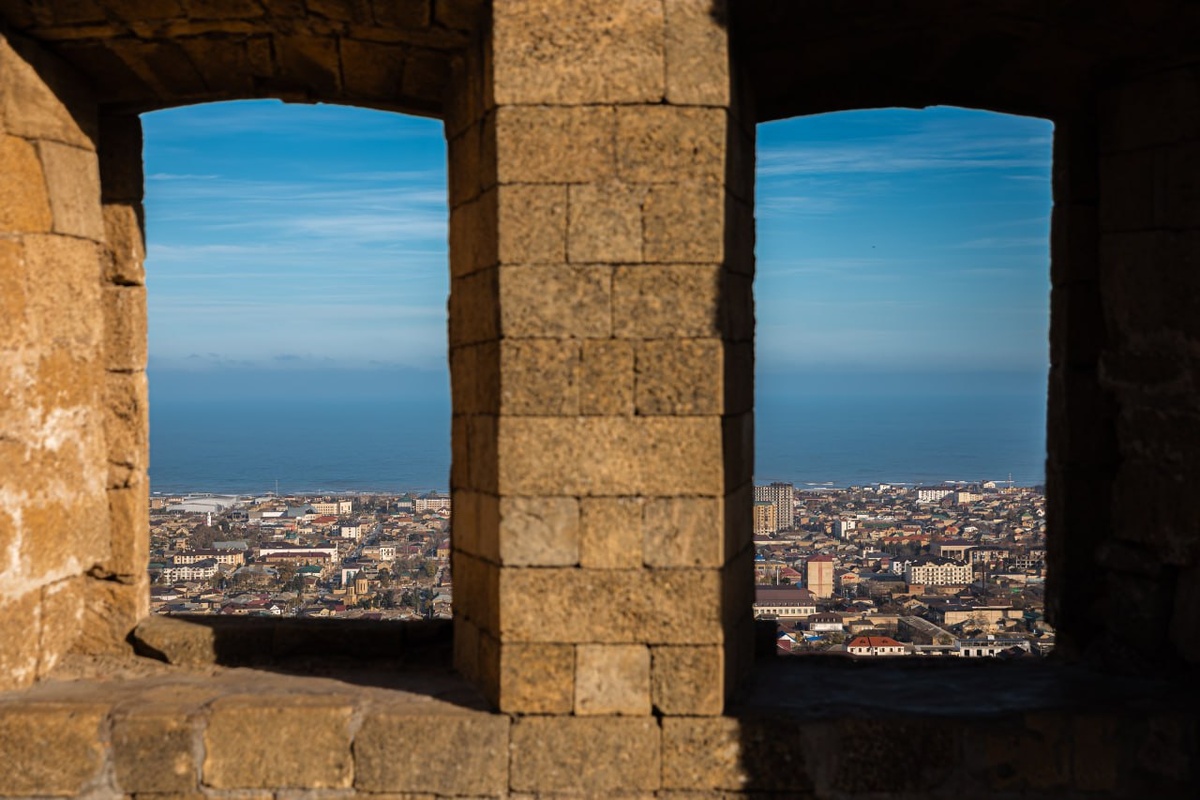 Photographer: © Edgar Breshchanov
Фото: вид на Дербент и Каспийское море из окон крепости Нарын-Кала.