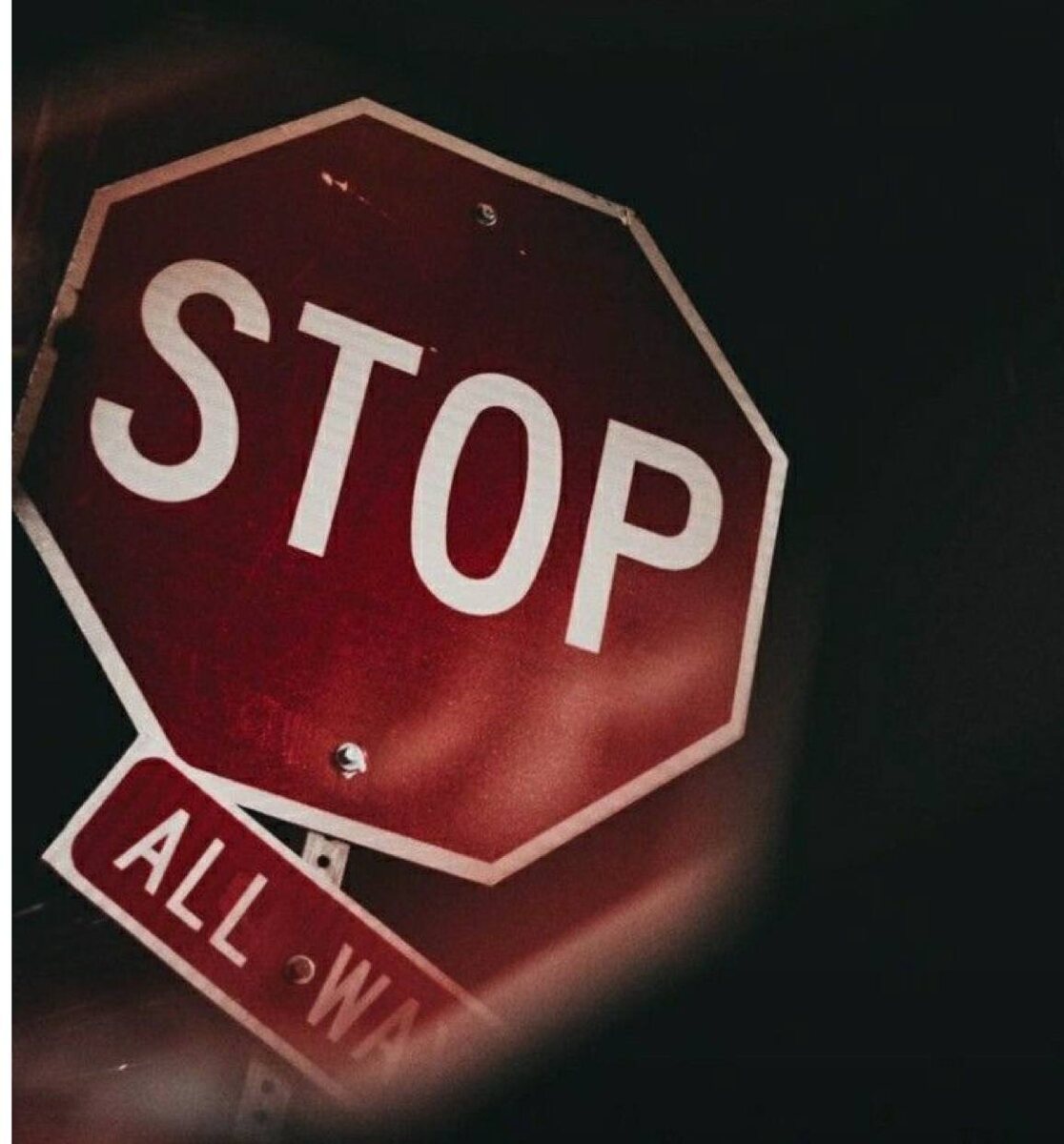 Что вам можно сделать в отношениях со скрытым нарциссом? Остановить его поток обесценивания вас. Как это сделать узнайте в ТГ канале по ссылке в начале этой статьи