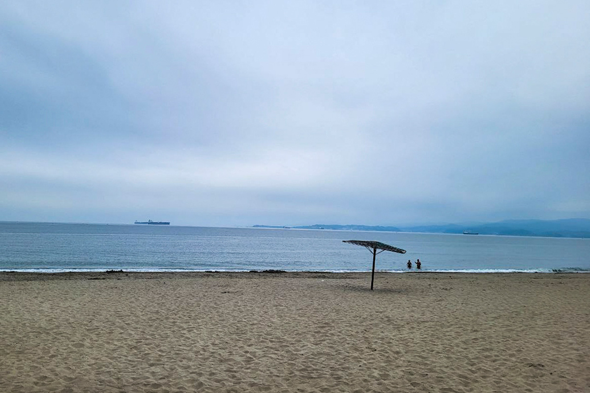 Во Владивостоке дорогой внедорожник сам ушел в море у яхт-клуба.  Фото: Фото: ФедералПресс / Анна Миронова