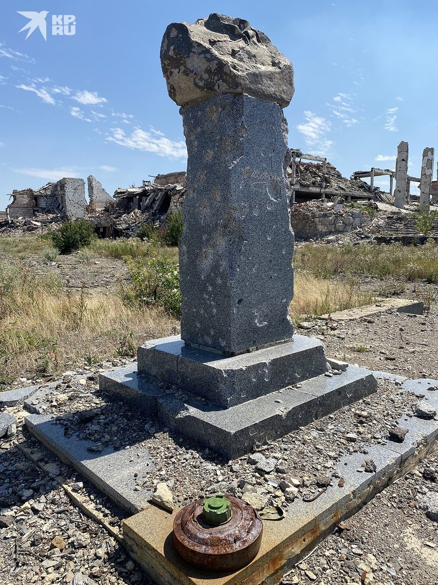    Здесь все завалено несработавшими боеприпасами и поставленными минами всех известных модификаций Дмитрий СТЕШИН