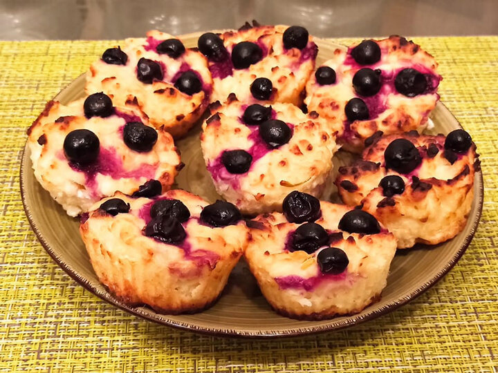 Кексы с яблоком и чёрной смородиной