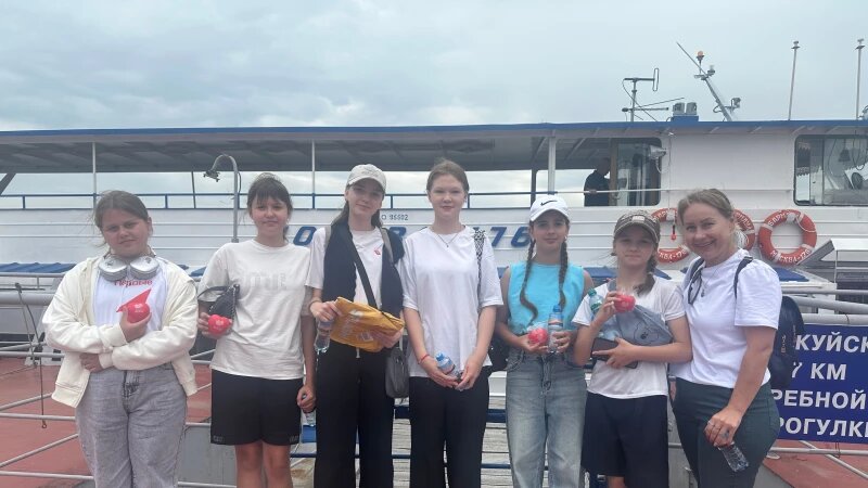     «Семь чудес поймы Оби» Теплоход «Москва» принял на борт 70 юных экологов. Фото: Юлия Щепина.