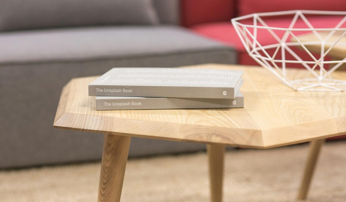     Как выбрать журнальный столик: трендовые формы, материалы и цветовые решения