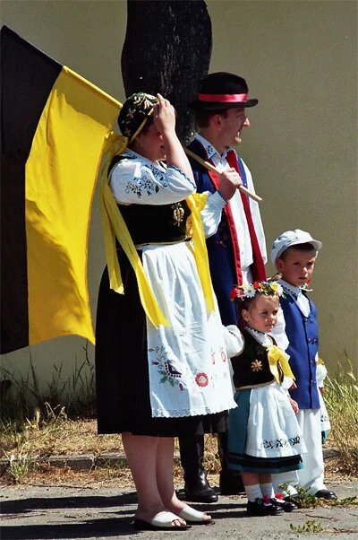 Кашубы в национальных костюмах и с национальным флагом