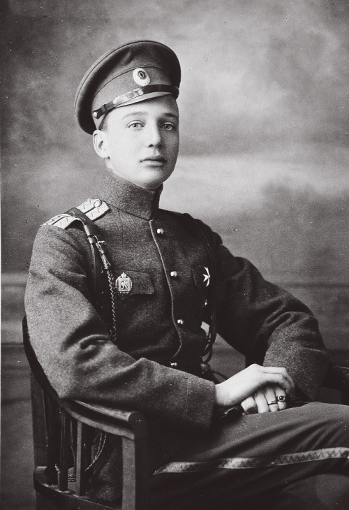 Кстати, несмотря на невеселый вид князя Олега, форму он носит безупречно! Получилось весьма харизматическое фото гусарского офицера на 1914 г. На погонах хорошо различим "гусарский зигзаг", на кителе - полковой знак, видны гусарские чикчиры с лампасами из галуна.