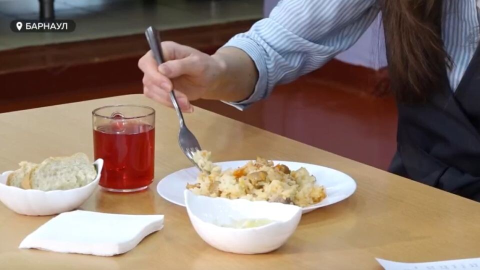    Еда в школьной столовой. Источник: "Толк"