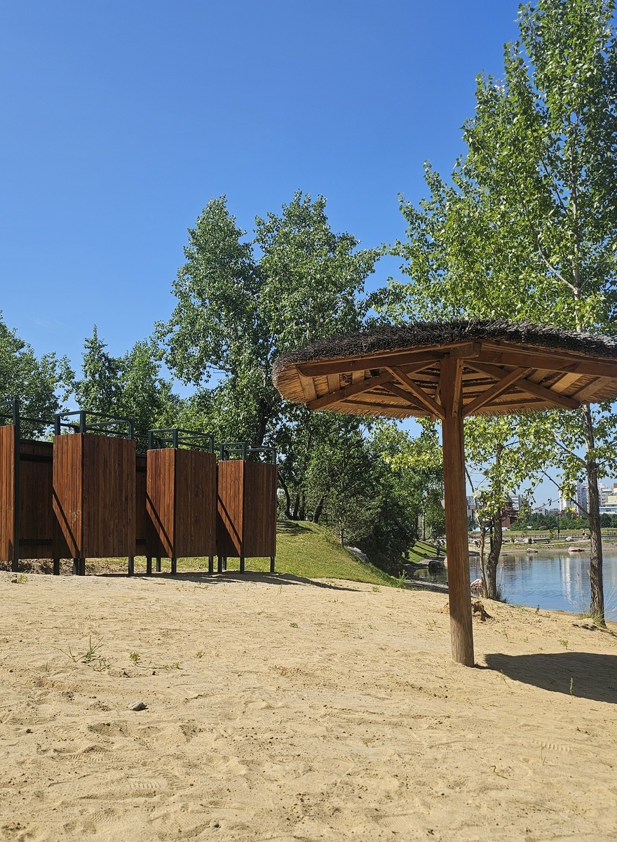 Вот такая уютная зона сразу за мостом на острове