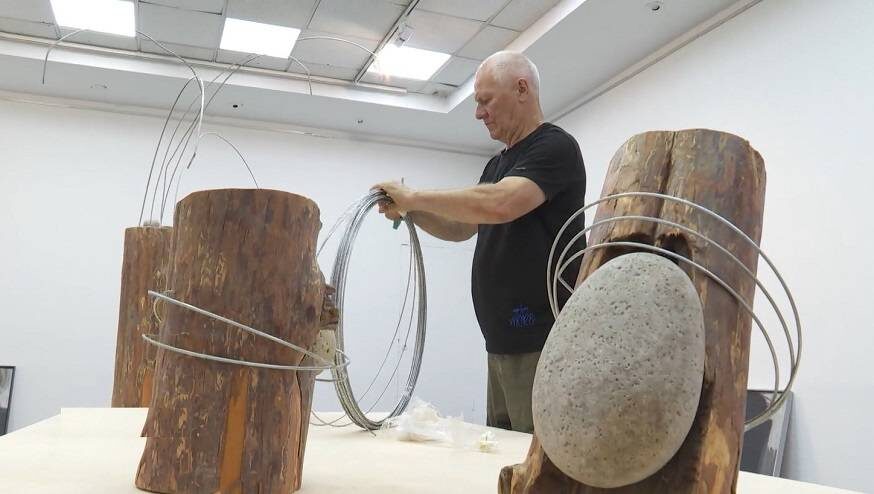 Олег Батухтин, художник из Кавалерово, автор фирменных наград телефестиваля «Человек и море»