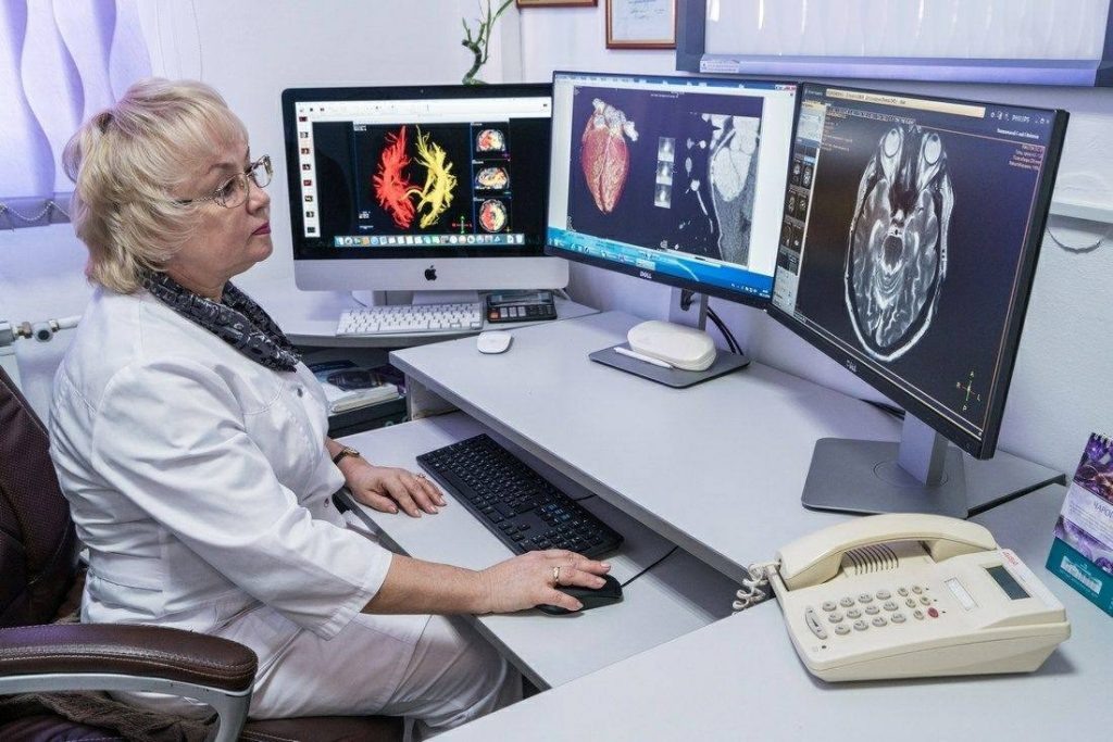 Сотрудница Иркутского диагностического центра получила звание «Заслуженный врач РФ». Указом президента Путина оно присвоено заведующей отделением лучевой диагностики Татьяне Литвиновой. 