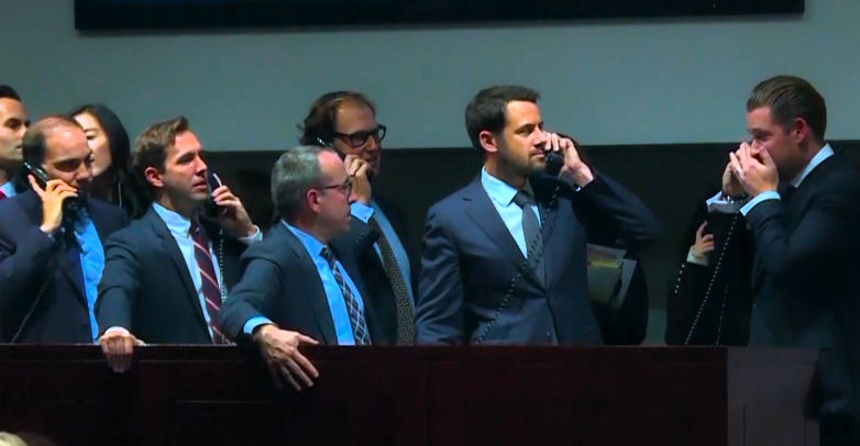 Телефонная "дуэль" на "Кристис". Фото из открытых источников