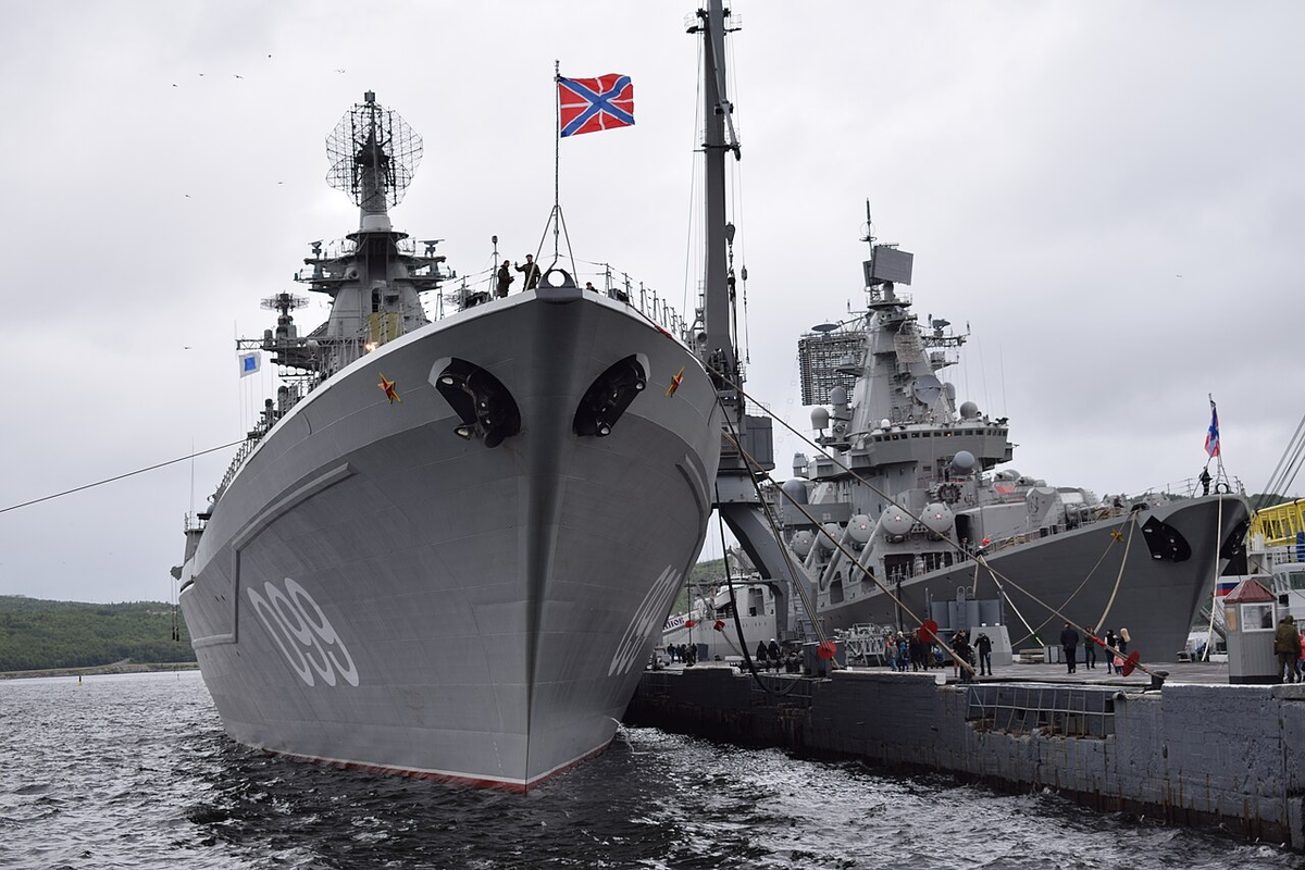 ТАРК «Пётр Великий» (слева) и «Маршал Устинов»