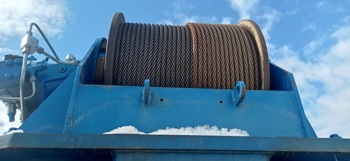 “Мастер на все руки: и болгаркой махать, и канат запасовывать, и крановщиком работать успеваю!”