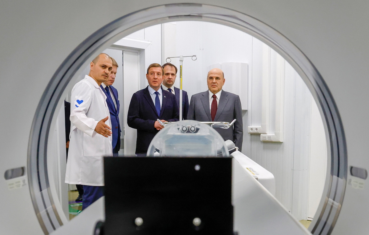    Глава Республики Алтай Андрей Турчак (в центре) и премьер-министр РФ Михаил Мишустин (справа)  Дмитрий Астахов/POOL/ТАСС