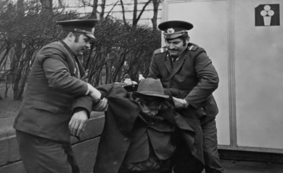 - Наш клиент. В вытрезвитель его! Помните, что обозначает такой значок на будке автомобиля?