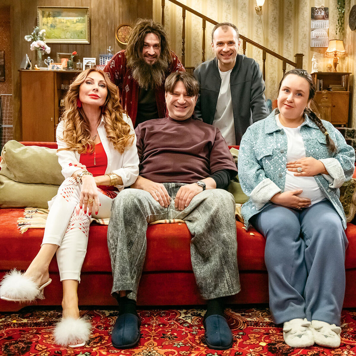    «На самом деле Букины за эти 20 лет ничуть не изменились. Но во втором сезоне у меня была возможность примерить кучу образов: и гейша, и стюардесса… При этом моя Даша теперь деловая женщина!» С Павлом Савинковым и Александром Якиным (сзади), Виктором Логиновым и Альбиной Кабалиной на съемках второго сезона сериала «Букины». 2025 г. Пресс-служба ТНТ