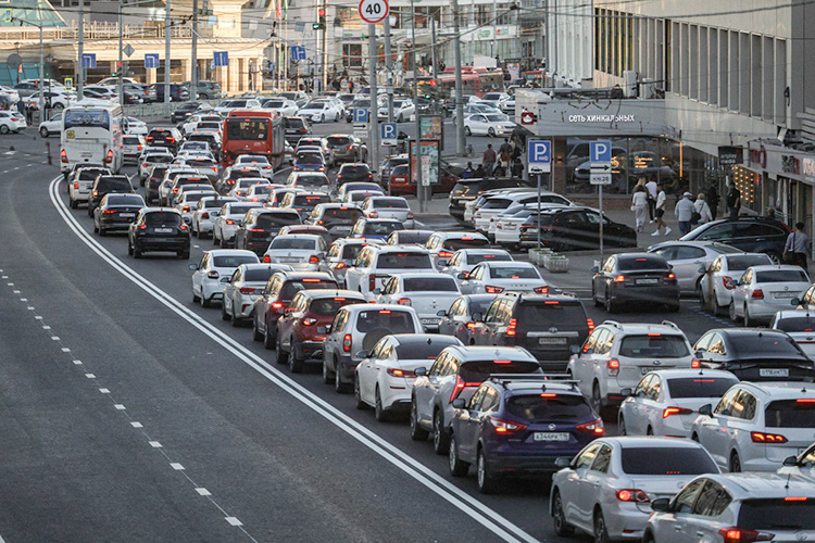    Если по итогам января – июня 2024 года в РТ было поставлено на учет почти 35 тыс. новых автомобилей, то по итогам прошедшего полугодия — 23,8 тыс. машин.   
Фото: «БИЗНЕС Online»