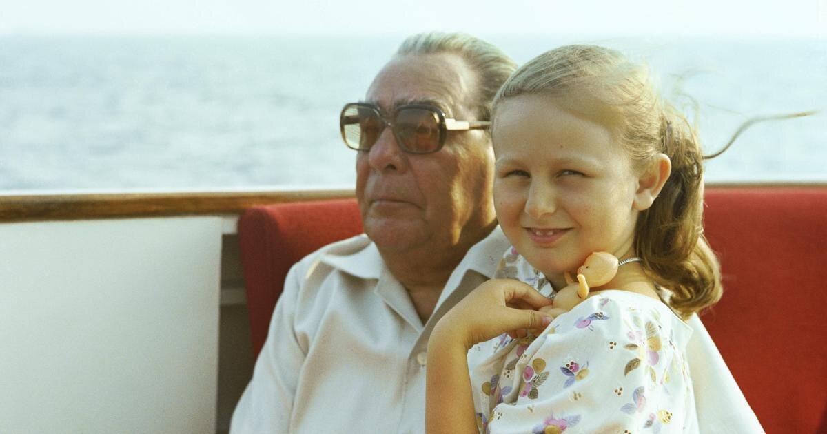 Леонид Ильич любил общаться со своей внучкой. Фото Яндекс.Картинки. 