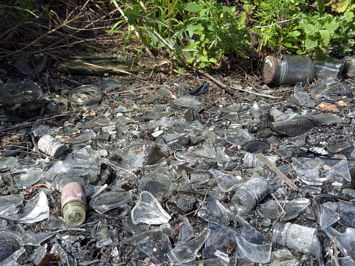 Груда битого стекла. 