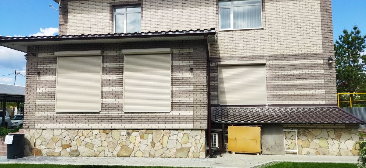 Рольставни на окна в доме - отличное решение для защиты от солнца