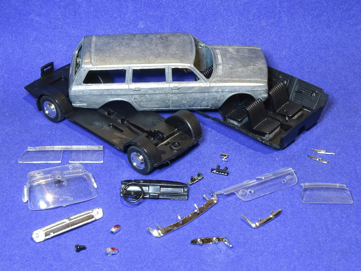 Рис. 2. Модель автомобиля ГАЗ-24-02 «Волга» в разобранном виде и снятым ЛКП с кузова