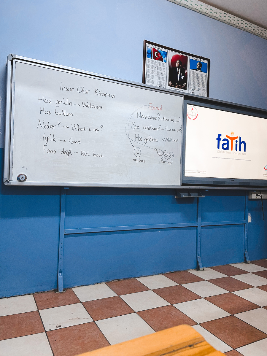 В классе, на одном из первых занятий по турецкому от Halk Eğitim Merkezi