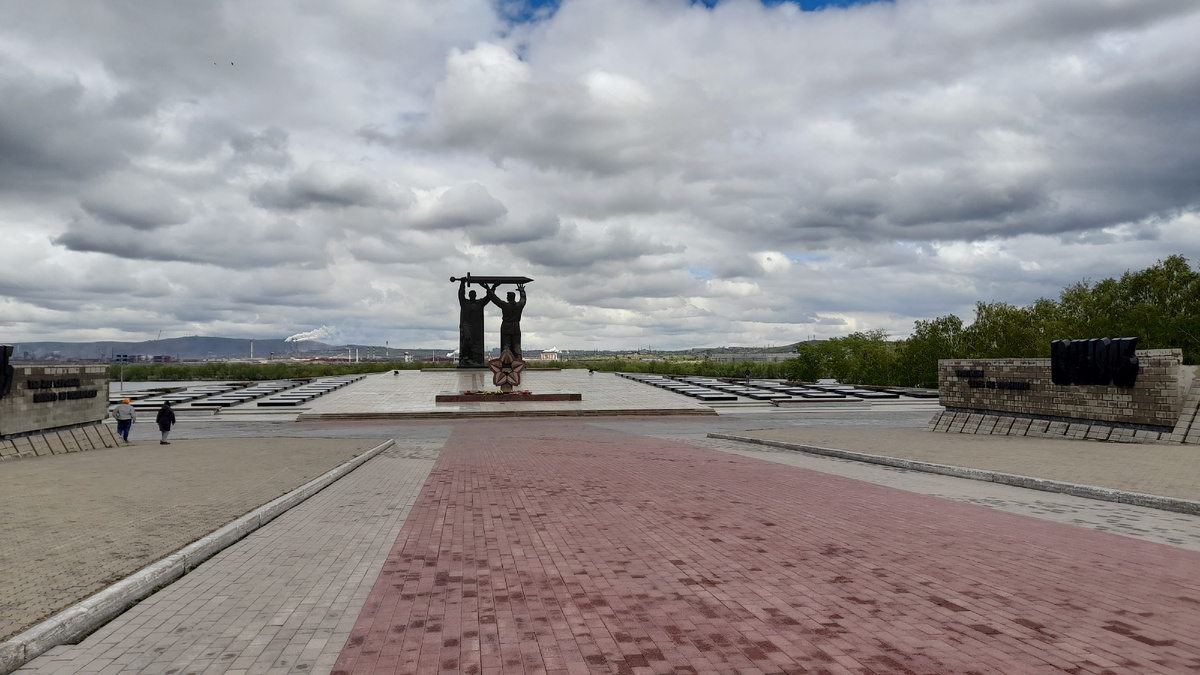 Памятник "Урал - фронту" на фоне металлургического комбината  