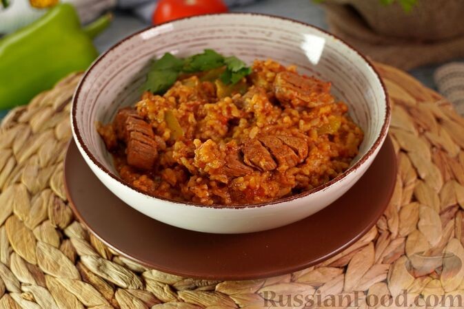 рис, свинина, лук репчатый, перец сладкий, помидоры, паприка молотая, тмин, чеснок, масло растительное, соль, перец чёрный молотый