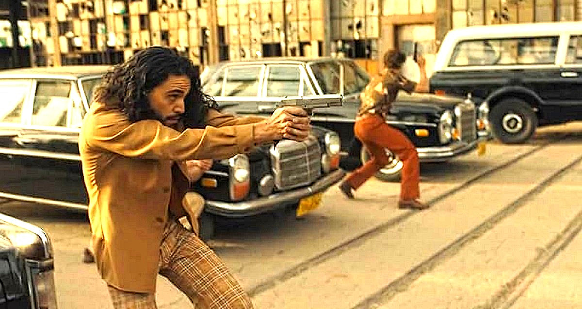 Пользуясь случаем, рекомендую вам (если вы не в курсе) ещё один стильный фильм про бандитские перестрелки 1970-х - "Перестрелку" Бена Уитли (2016). 