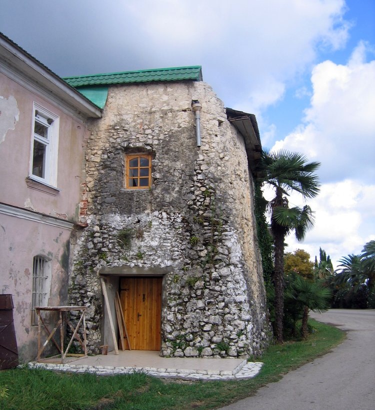 Фото с сайта https://nafon.com/articles/genuezskaya-bashnya/