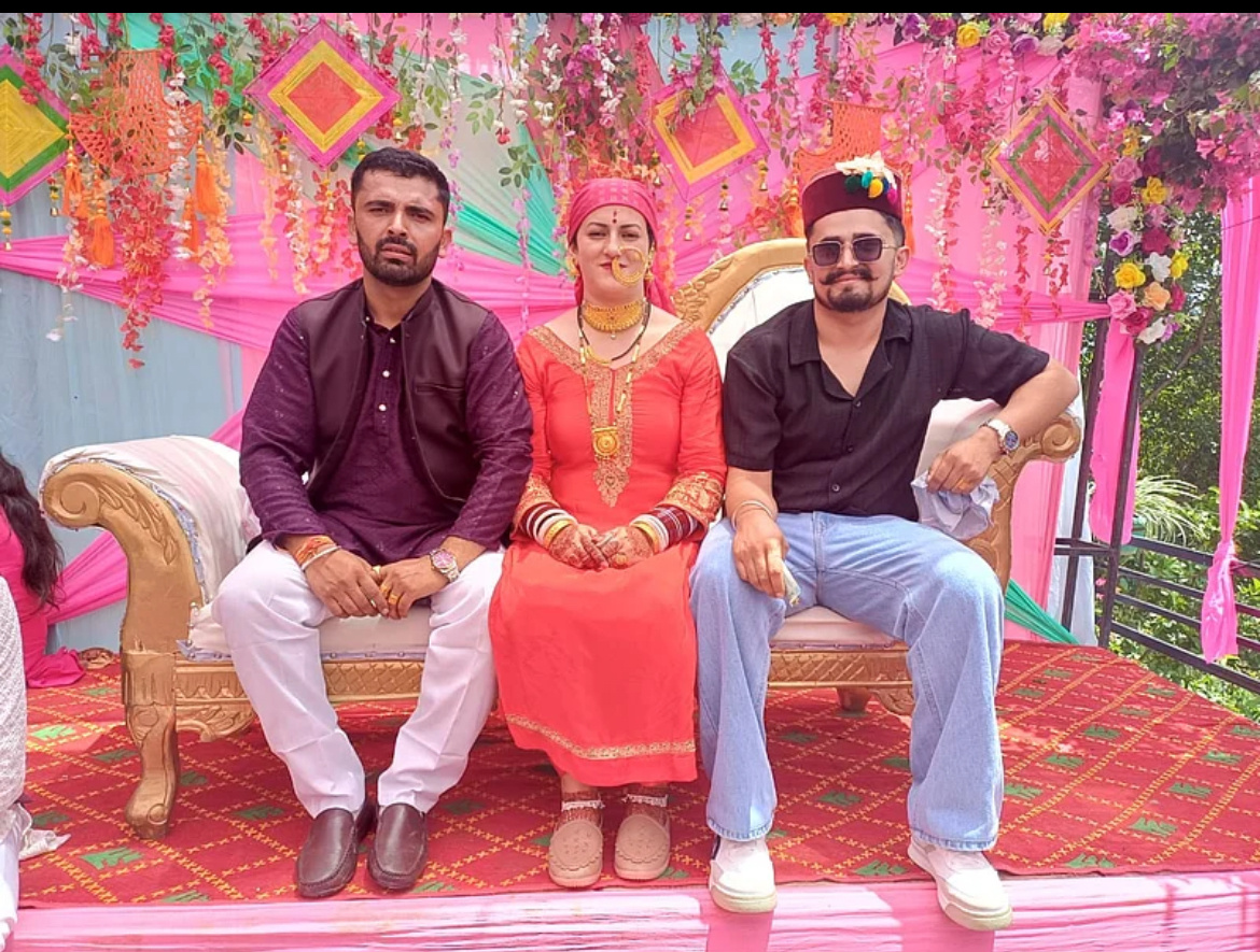 Тематическая фотосессия с семейной гармонией, на фоне цветочной арки и местных строительных элементов