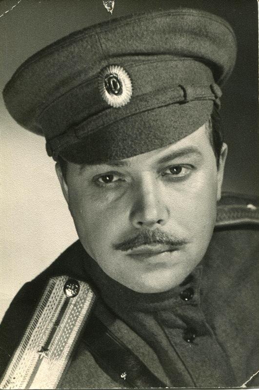 Арнольд Колокольников в фильме "Татьянин день" https://www.kino-teatr.ru/teatr/acter/m/sov/257972/foto/388514/