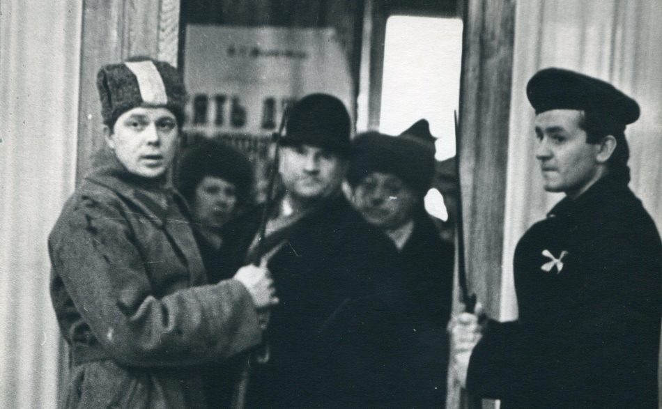 Актёры Арнольд Колокольников и Всеволод Соболев перед спектаклем «Десять дней, которые потрясли мир», встречают зрителей у входа в театр. Билеты накалывали на штыки Фотография из фондов Бахрушинского театрального музея  https://szaopressa.ru/artist-arnold-kolokolnikov-pohoronen-na-mitinskom-kladbishhe/?ysclid=mdfjxxpi7l686923557