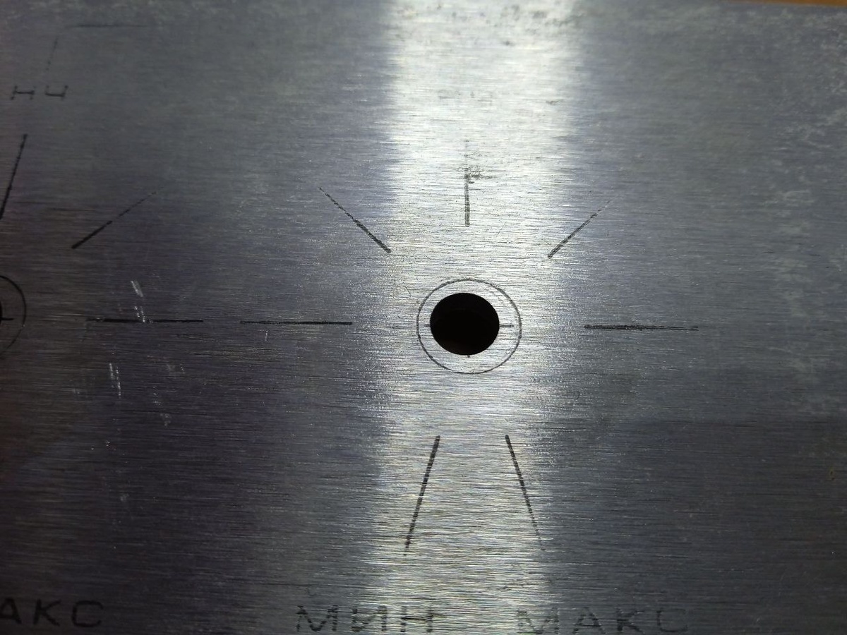 Надписи еле видны