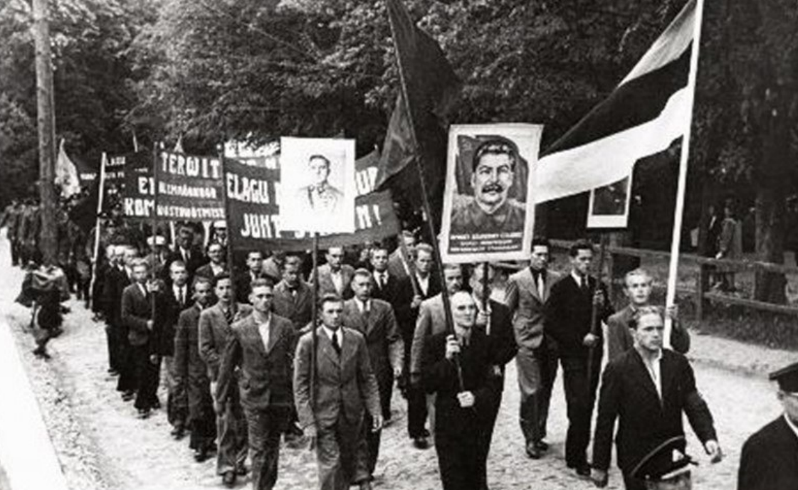 Для Эстонии 1940 года вполне традиционная толпа митингующих. Нынешние руководители Эстонии стараются сейчас не вспоминать, что в 1940 году в просоветских собраниях приняло участие полмиллиона эстонцев. Фото госархив Эстонии