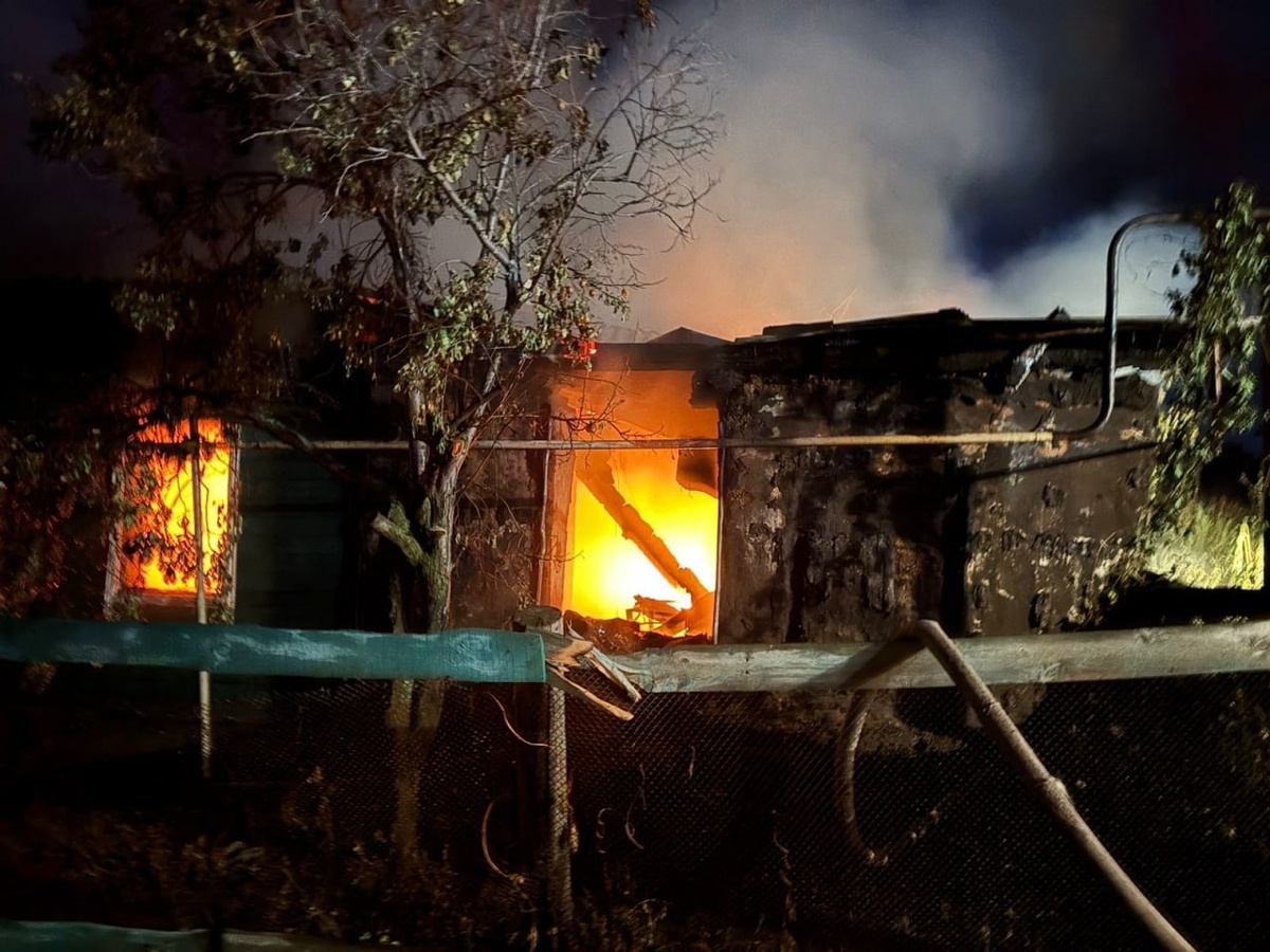    7 детей спаслись, а женщина погибла: В Оренбургской области произошел пожар в частном доме
