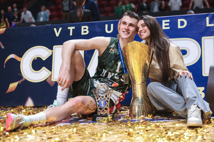    Ненад Димитриевич с супругой празднует чемпионство / фото: Сергей Елагин, «БИЗНЕС Online»