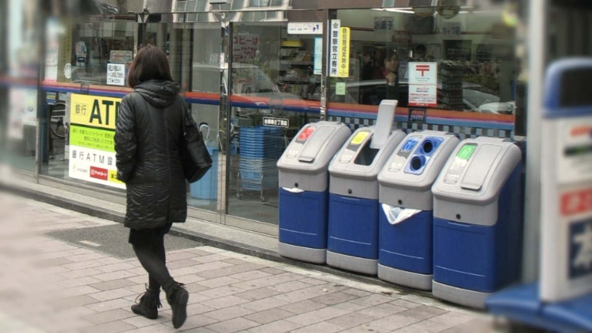 Фото из открытых источников. Мусорные баки около "комбини."